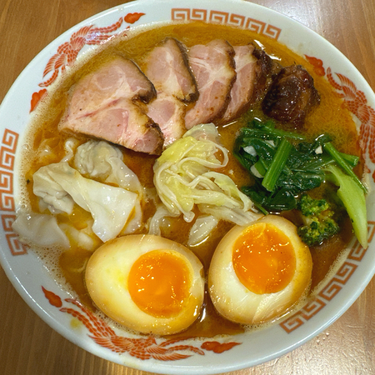 あお．実家和食処 のレストランの写真：豪華特盛豚骨拉麵290元 by跟著小胖吃胖胖 