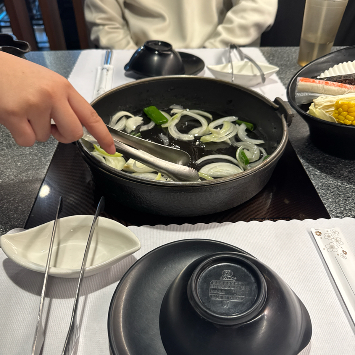 五麥壽喜燒鍋物 の雰囲気の写真：一開始店員幫忙炒洋蔥 by嗚啦 