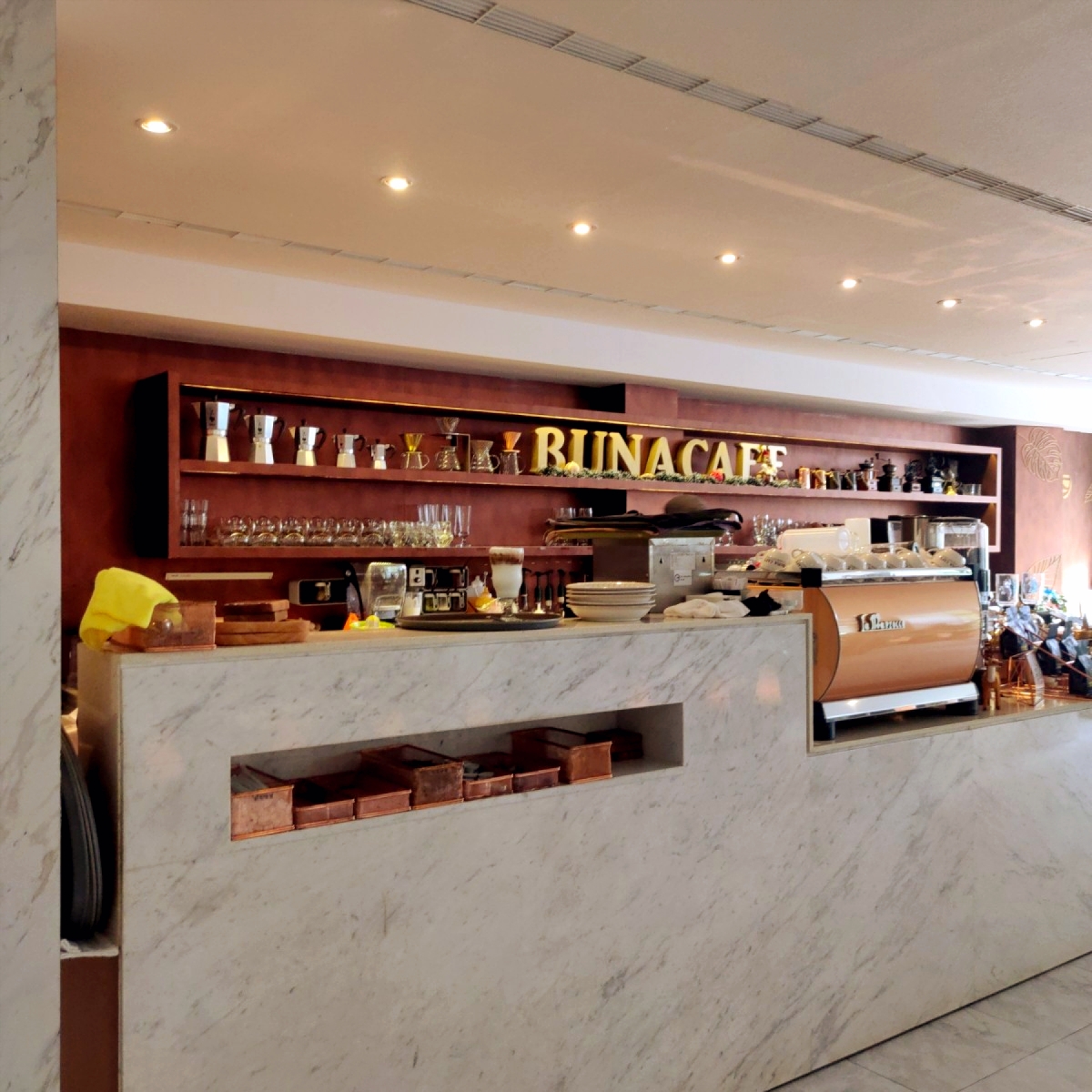 BUNA CAF&#39;E 布納咖啡館 內湖店 的外觀氛圍圖片：✨店內吧台+甜點區✨ 由臉書搜尋花貴賓皮蛋 拍攝