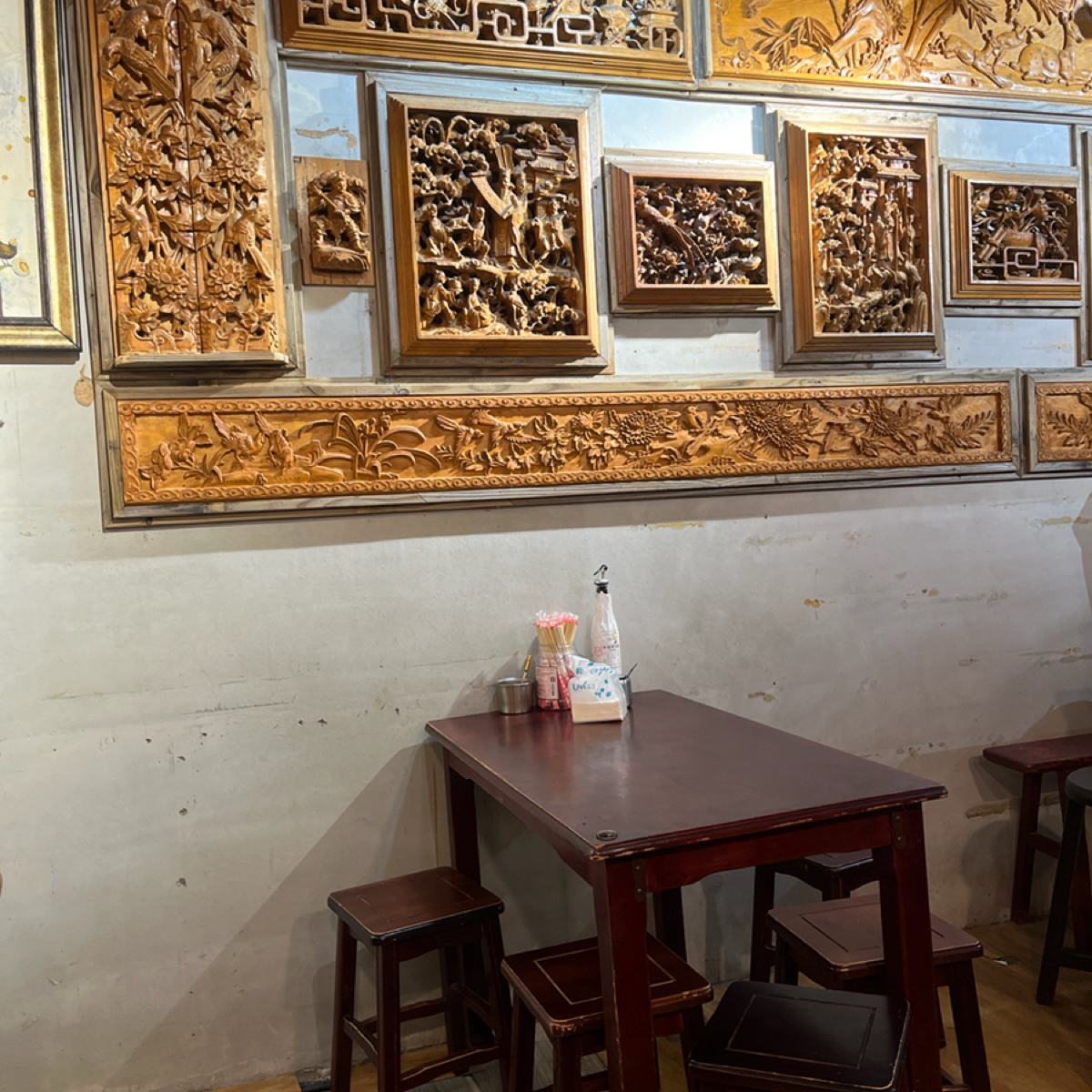 Vibe image of 年代客棧牛肉麵: 店內座位 shot by 珍珠奶綠
