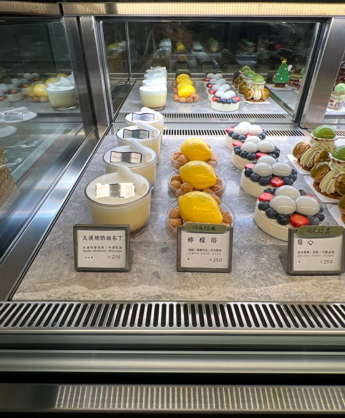 Menu image of 河床甜點:  shot by LESTER