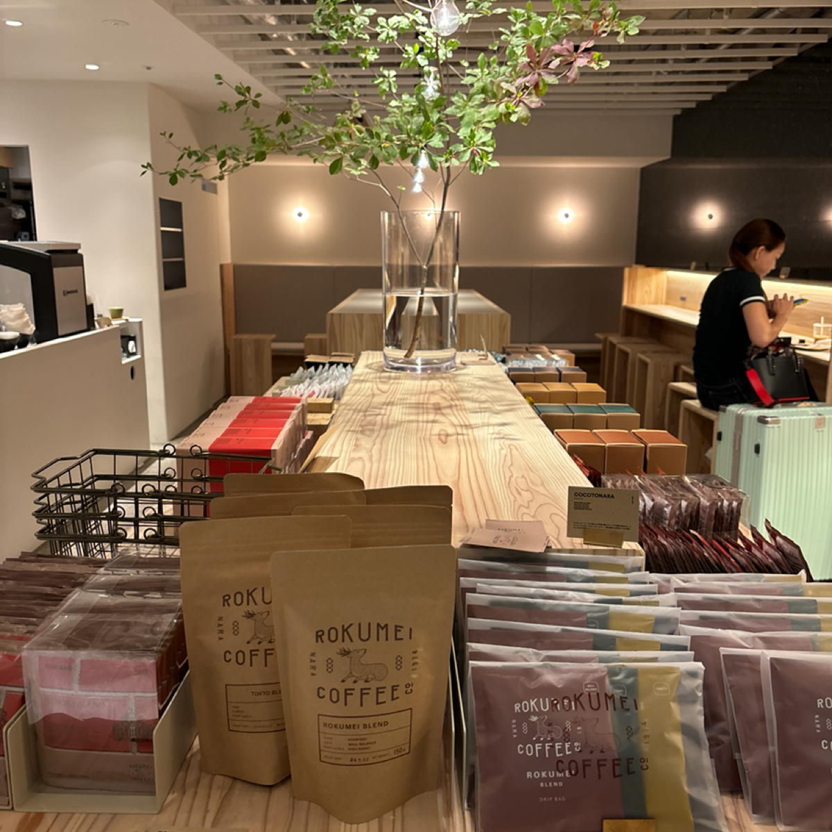Vibe image of ROKUMEI COFFEE グランスタ丸の内店:  shot by 秋桑