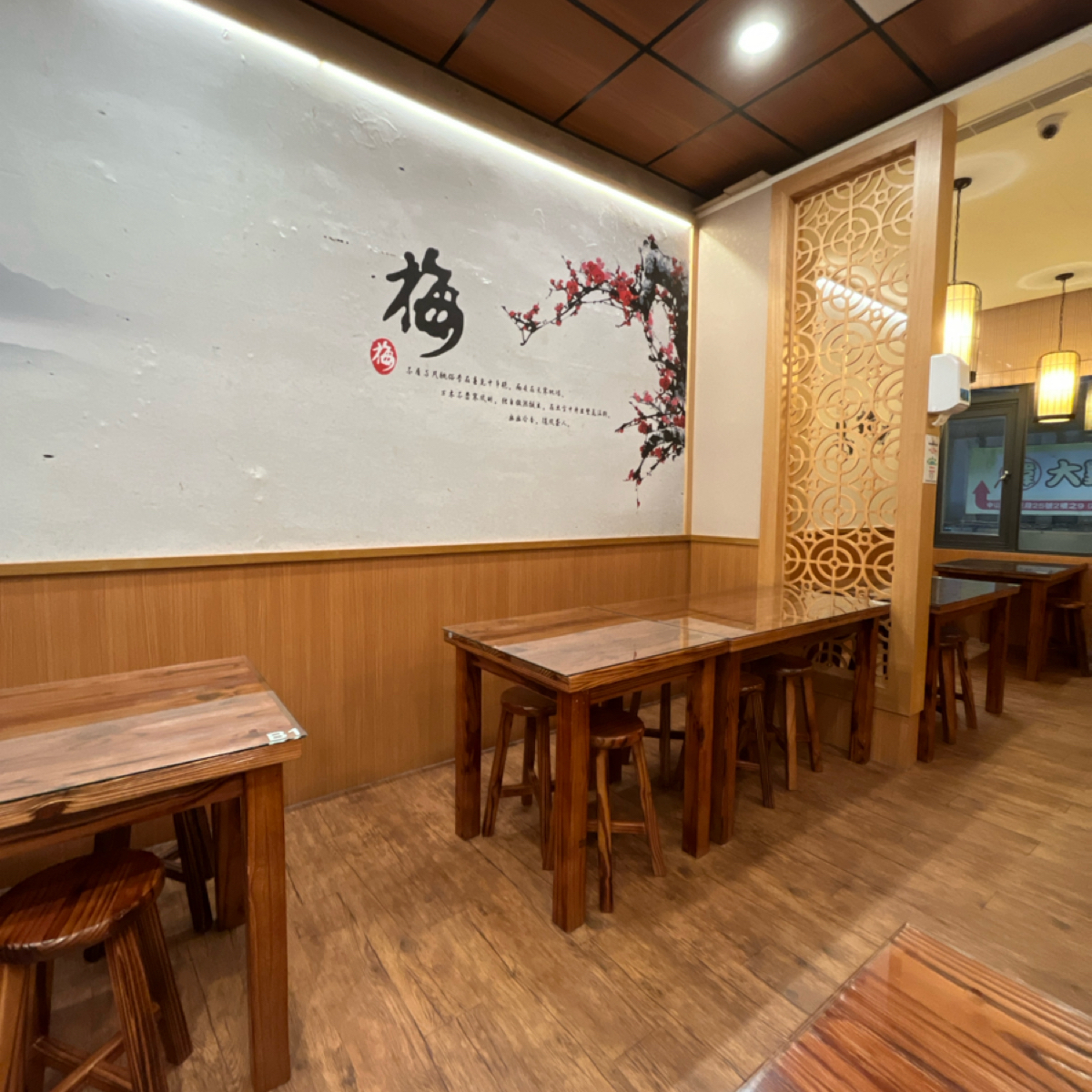 Vibe image of 雲鼎阿二麻辣食堂 中山店: 店內位子 shot by 珍珠奶綠