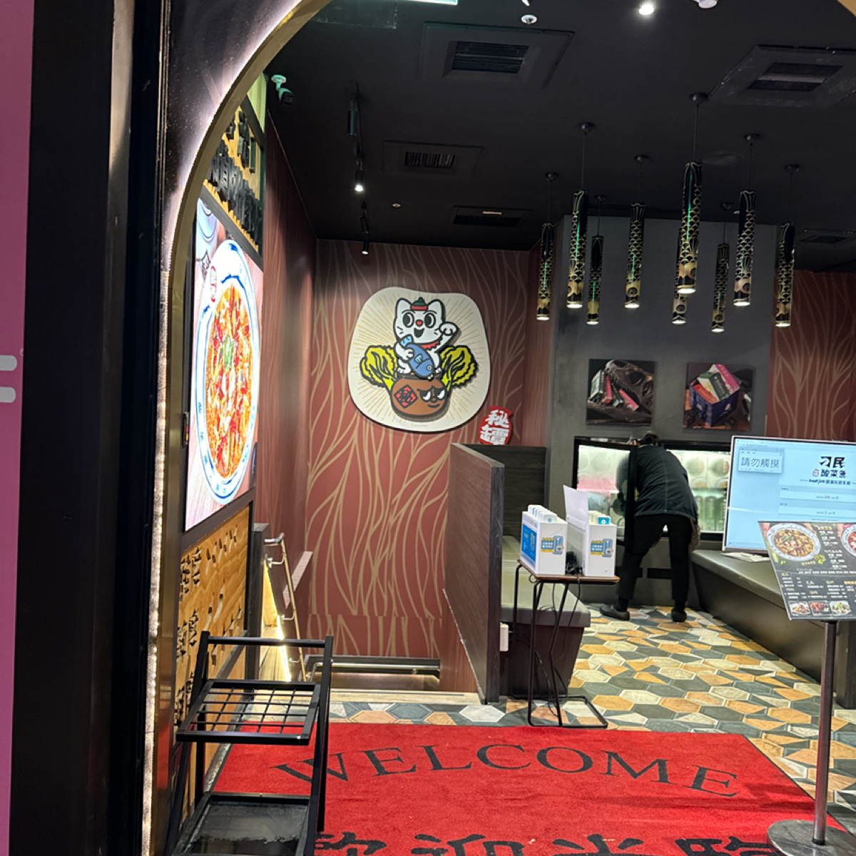 刁民酸菜魚 信義店 の雰囲気の写真：一樓門口 by恬恬子 