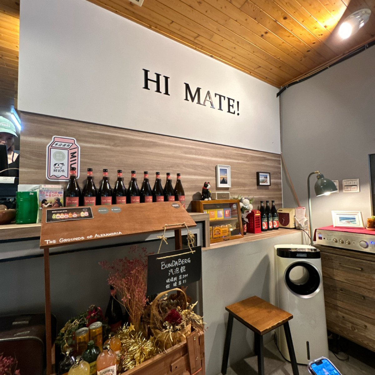 Vibe image of HI MATE !:  shot by Jessica