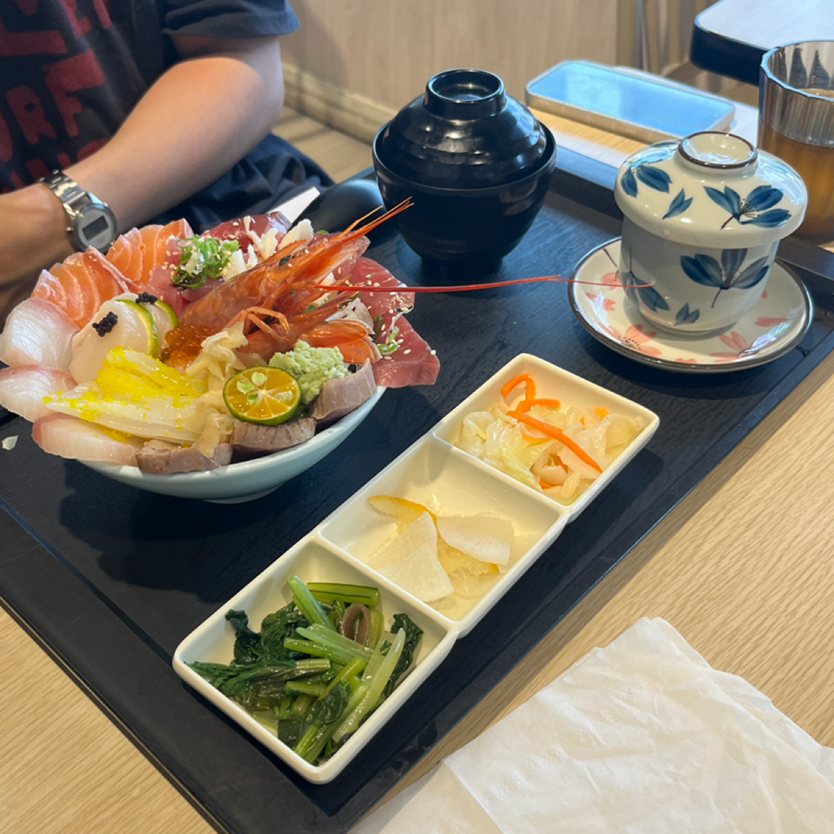 傳鮨日本料理 のレストランの写真：同行的極上生魚丼定食，其中的鮪魚腥味超重，我用聞都聞得到。完全不行❌ by阿官 