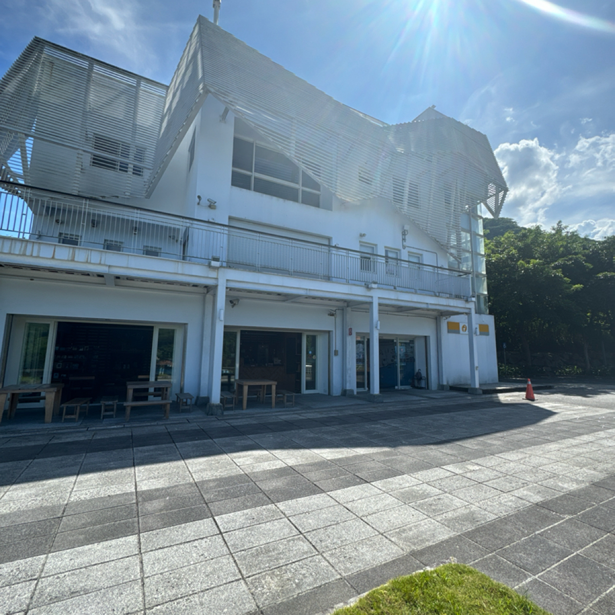 Vibe image of 新太平洋1號店——奚卜蘭遊客中心: 店外陽光很烈 shot by 食、動、健康