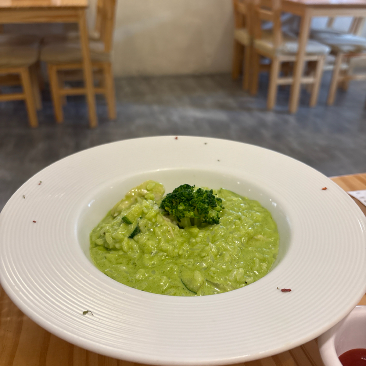B.W義式料理 のレストランの写真：青醬雞肉飯
雖然乍看之下碟子不大，但吃完蠻撐的。
他的青醬比較偏奶味，但也算是濃郁香醇，內容有花椰菜 byLucille邊走邊吃 