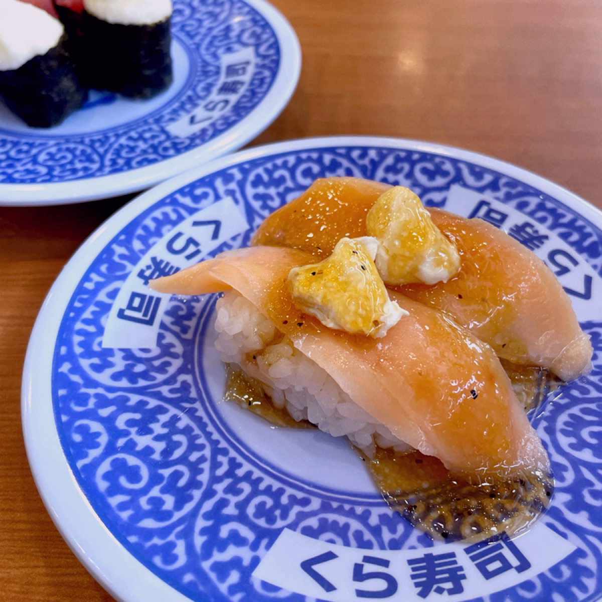 くら寿司 藏壽司 高雄SKM Park店 的餐點圖片：➰ 奶油乳酪鮭魚🐟
一樣是眾多鮭魚系列中的其中一款
但我覺得醬料及乳酪味道太重
會有一點壓過鮭魚本 由Shiny 拍攝