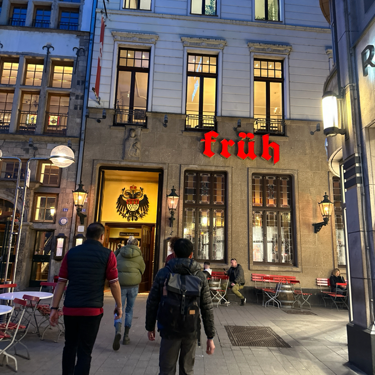 Vibe image of FRÜH am Dom, die FRÜH Lounge: 門口 shot by Coocolab