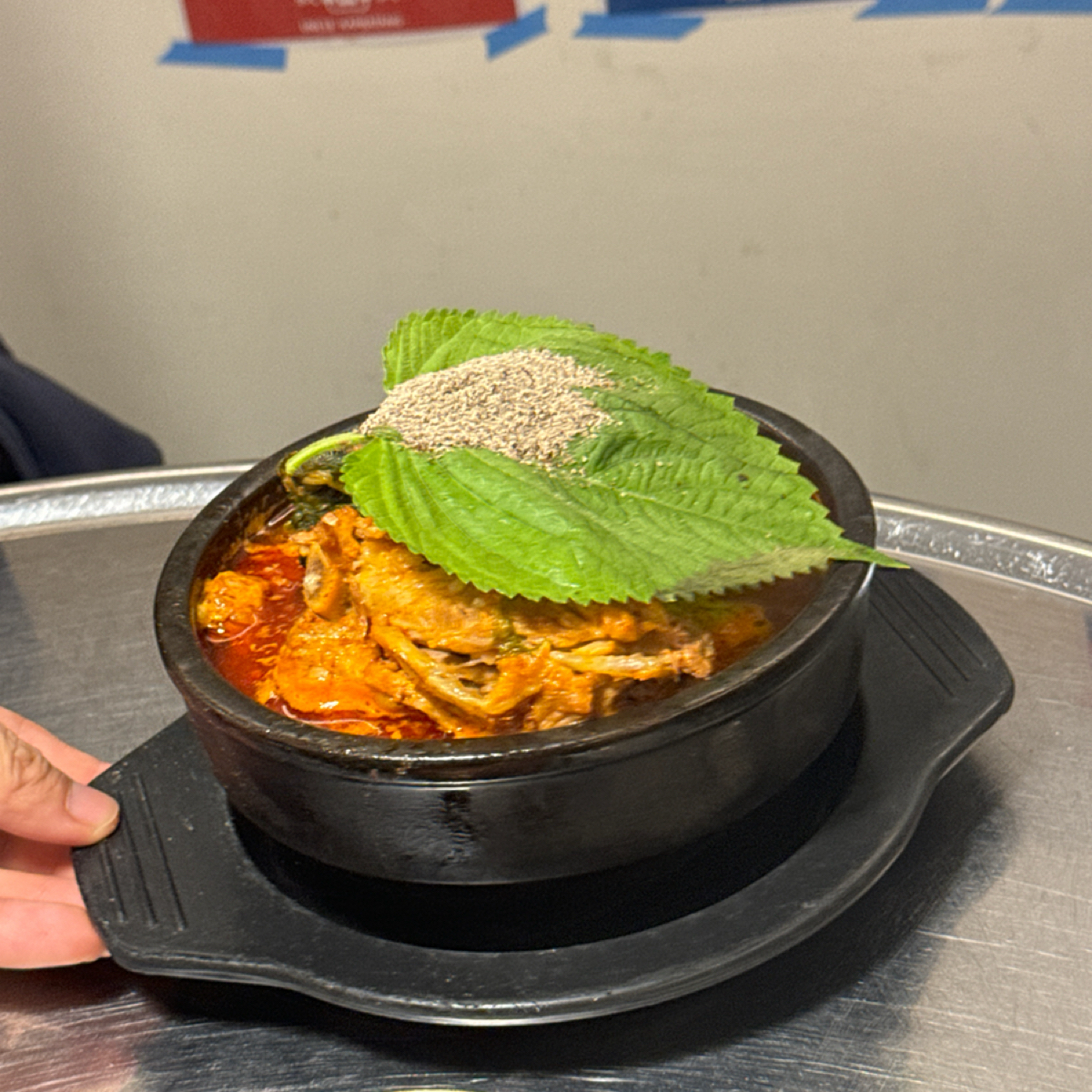 UNCLE-K 排骨火鍋店 のレストランの写真：韓式馬鈴薯排骨
紫蘇葉上面是胡椒粉 by飲料王 