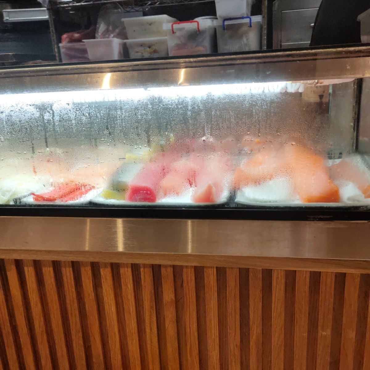 美術系壽司 台北民權店 のレストランの写真：🐾 現切生魚片🤩 by臉書搜尋花貴賓皮蛋 