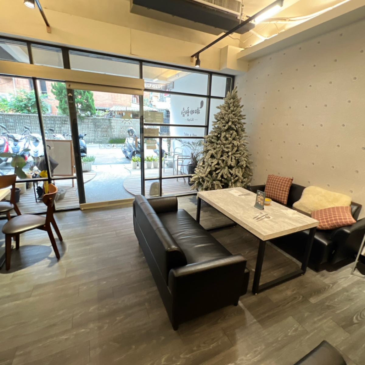 瞌睡咖啡Nap cafe 的外觀氛圍圖片：沙發區舒適 由動吃動吃動吃 拍攝