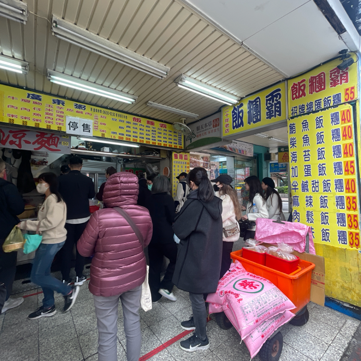 Vibe image of 飯糰霸: 位於北車M8出口附近 shot by 乃子過日子