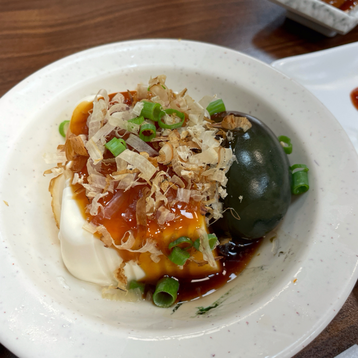 Meal image of 鮮魚鱻蝦仁飯: 皮蛋豆腐 $40 🌕🌕🌑🌑🌑

原先想點沙拉涼筍的，但沒了，
該其他小菜，也沒了，
最後才 shot by 一刻又一嗑