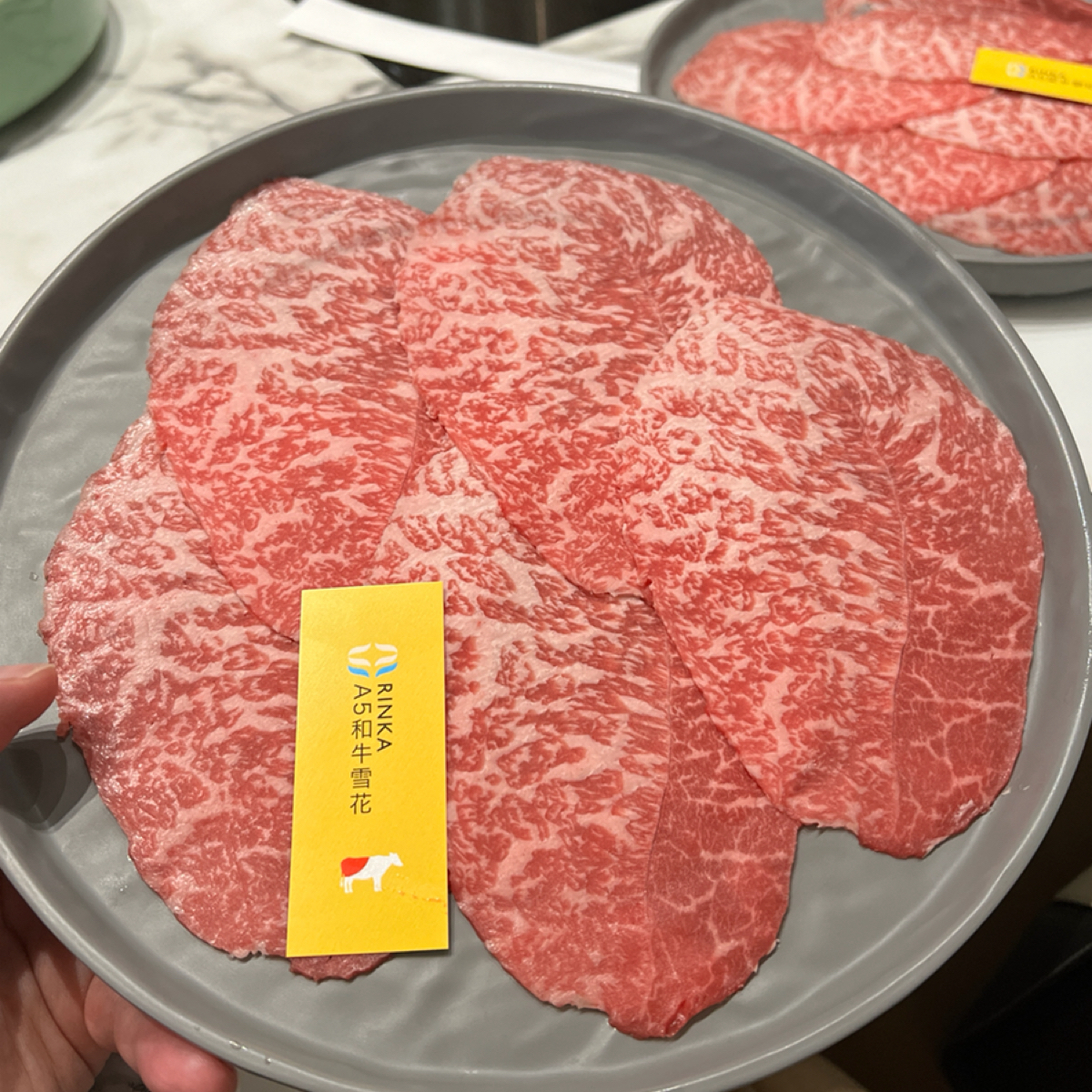  梨花 A5和牛放題 的餐點圖片：雪花紋很細緻，入口不會滿嘴油花，連吃好幾盤也不覺得膩 由Sheng 拍攝