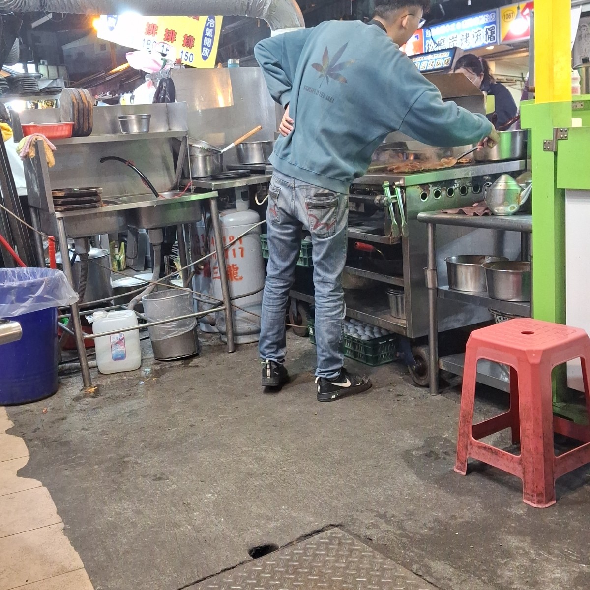 小廚師牛排館 的外觀氛圍圖片：老闆努力的背影 由美食肥之豬 拍攝