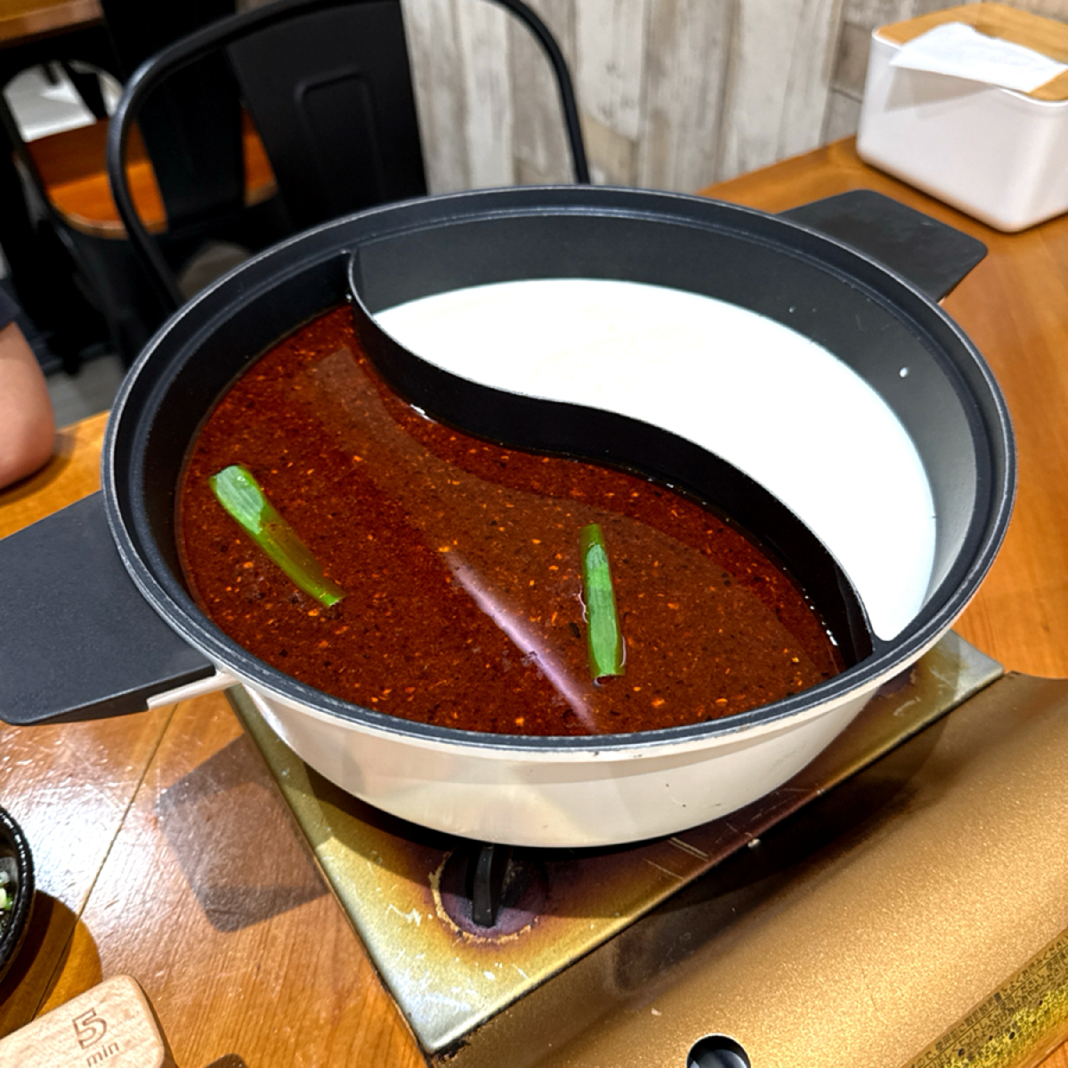 Meal image of 辣椒多一點麻辣鍋物: 這次點的是辣椒多一點麻辣鍋及醇濃牛奶鍋。 shot by 每個人都在找他的貓