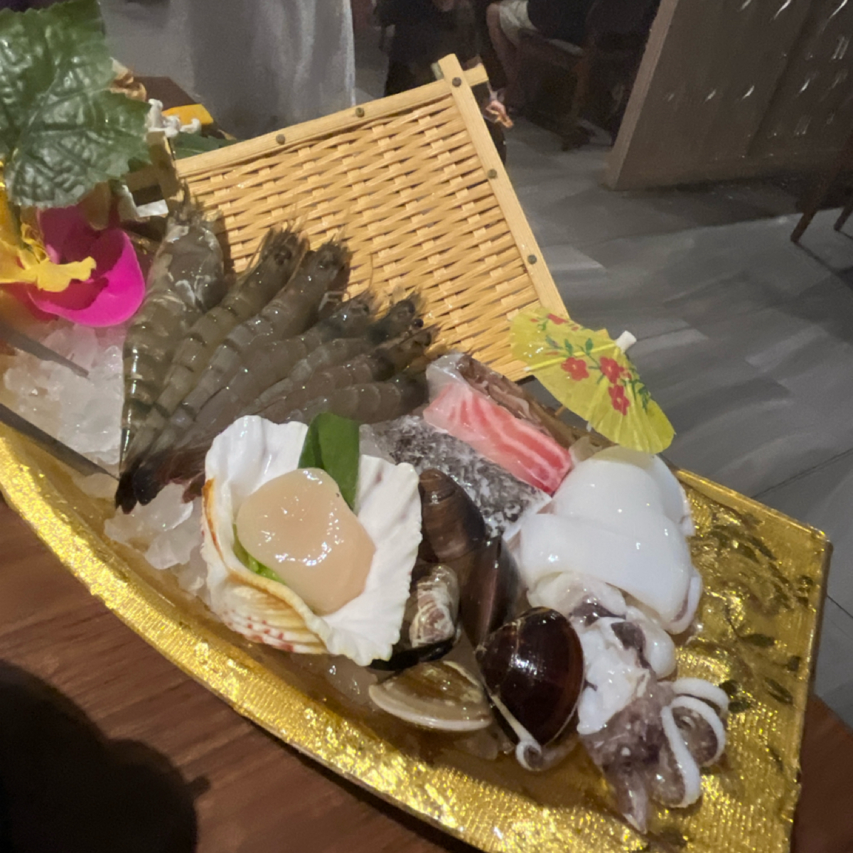 燒瓶子。大肆の鍋 南屯店 のレストランの写真：海鮮套餐給的拼盤。 byYo 