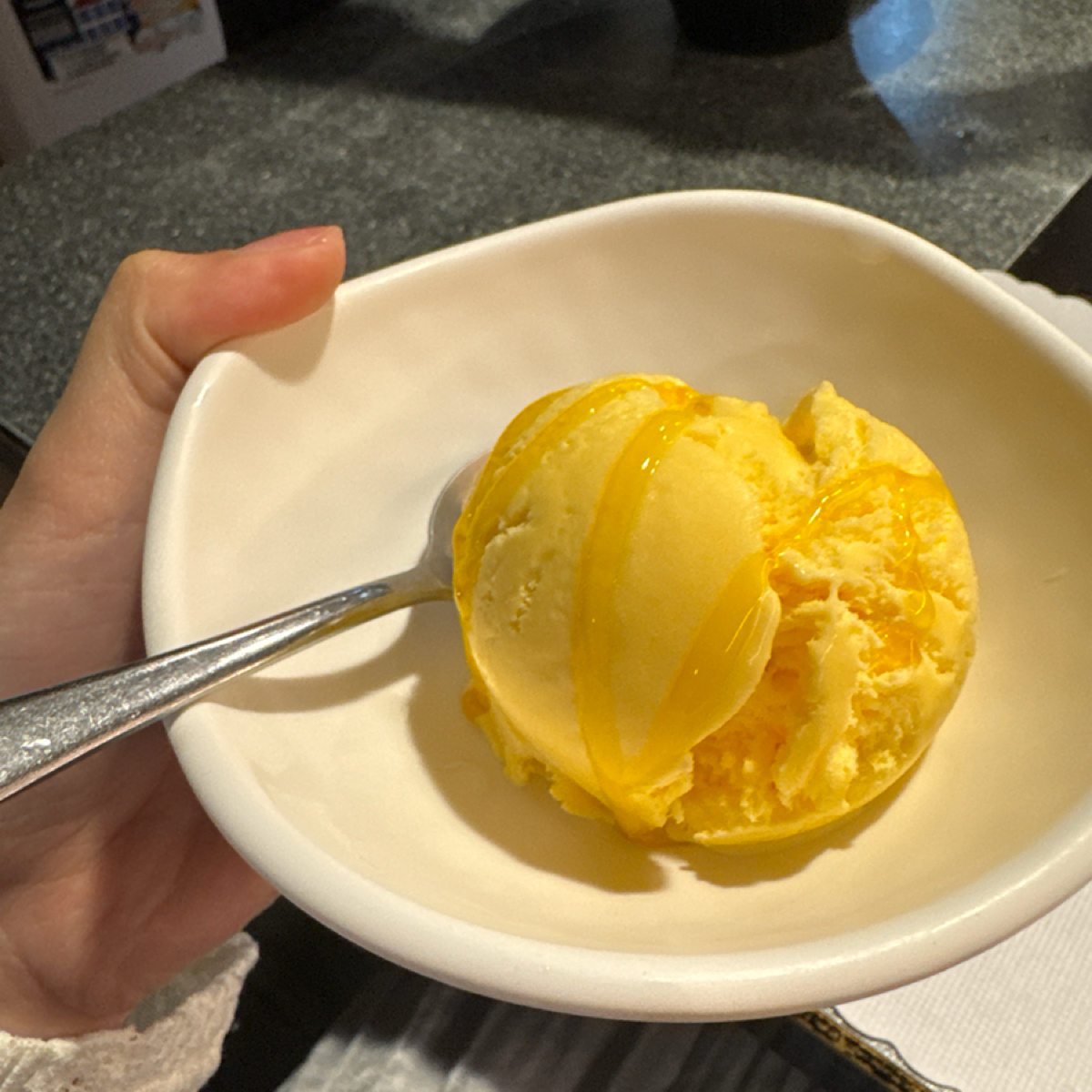 五麥壽喜燒鍋物 のレストランの写真：飯後甜點，選了芒果冰淇淋 by嗚啦 