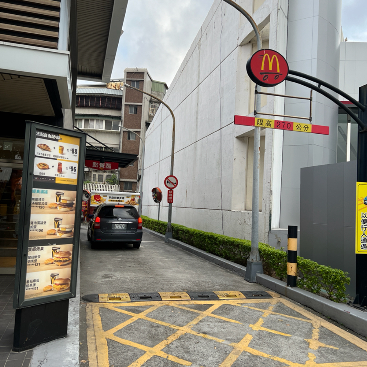 Vibe image of 麥當勞 承德二店: 得來速車道 shot by Billy eater