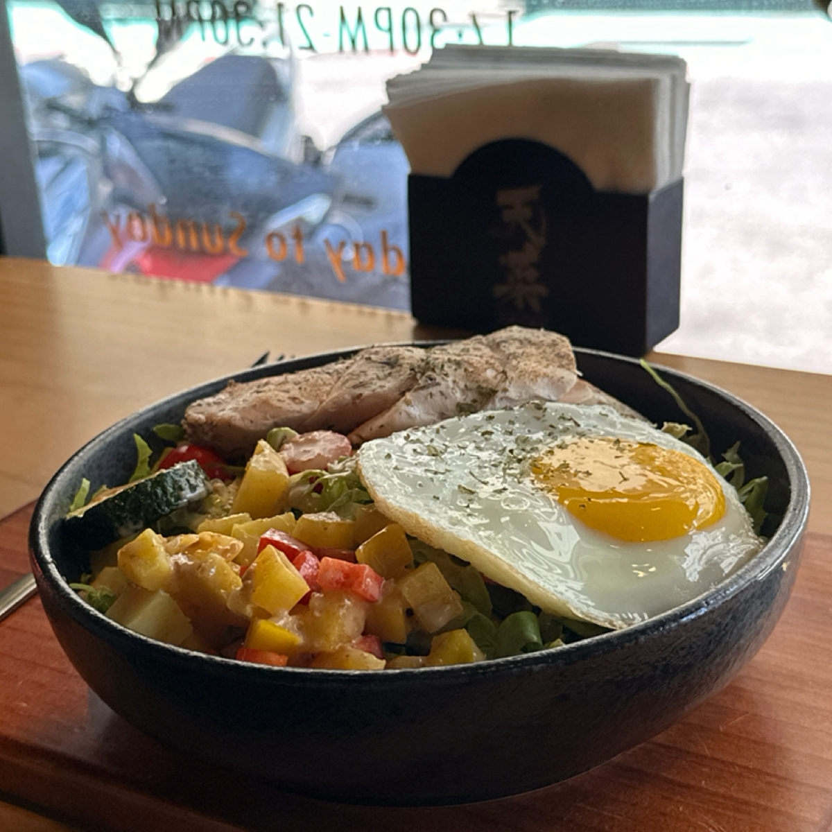 Meal image of 天菜咖哩Tienfood 秘制熟成咖喱專賣: 🥗雞胸膛沙拉 $250

採用舒肥雞加上迷迭香等香料調味，肉質非常嫩，絲毫不會柴，而且雞胸肉的份量 shot by 阿波卡
