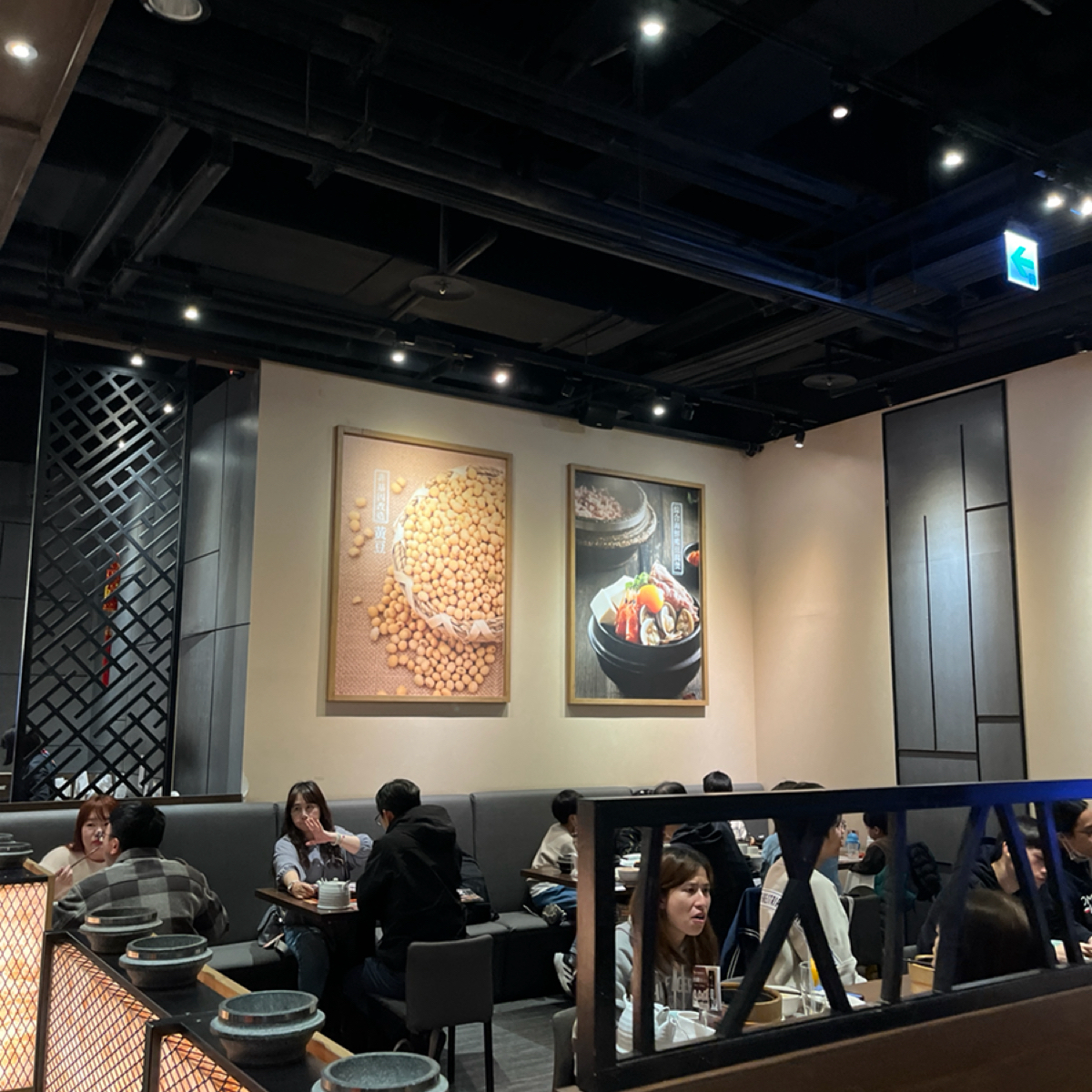 Vibe image of 涓豆腐 台中文心秀泰店: 有沙發區與一般座位
旁邊的石鍋裝飾超有創意
就是我們吃的石鍋飯的石鍋喔！ shot by 漂釀美眉