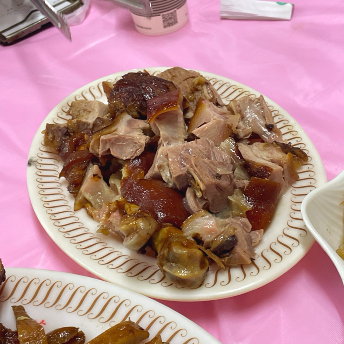 Meal image of 熊家萬巒豬腳: 內用的豬腳(小份) $350 
剃骨很乾淨，基本上吃不到碎骨頭，搭上沾料很好吃。

$350是漲過價 shot by 一刻又一嗑