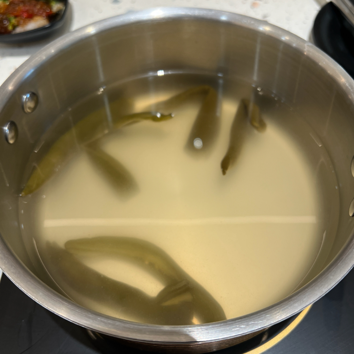 食客三千 のレストランの写真：剝皮辣椒雞湯 &#x2F; 加價 38 元的湯底，覺得拿來煮蔬菜和豬肉很適合，喝起來會回甘，淡淡的辣味在尾韻才 bySheng 