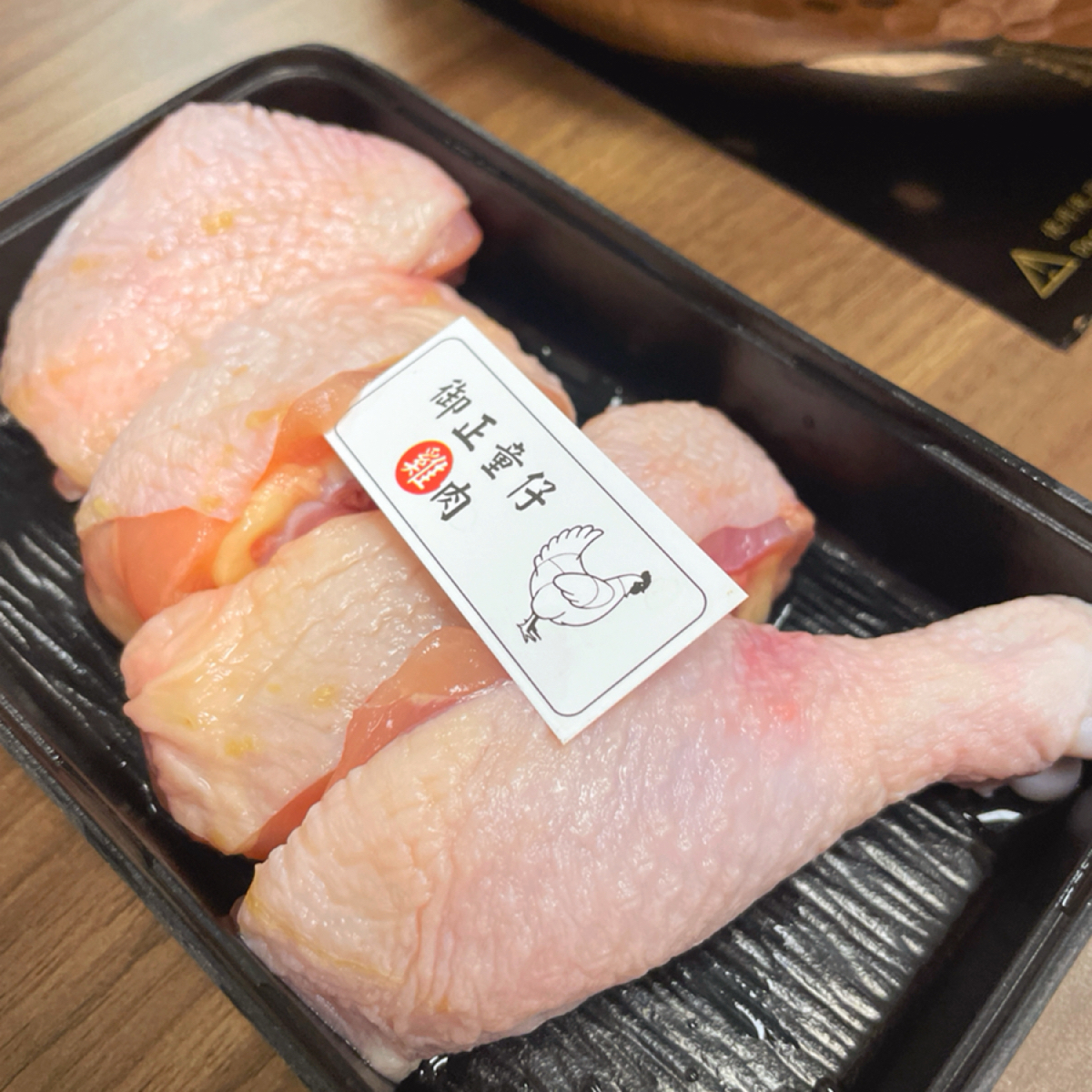 Meal image of 北歐工坊: 雞腿 $99&#x2F;份

原本以為是雞腿肉，沒想到是整隻腿切斷。
也因此煮的時候要煮比較久，不然肉有可能外 shot by 一刻又一嗑