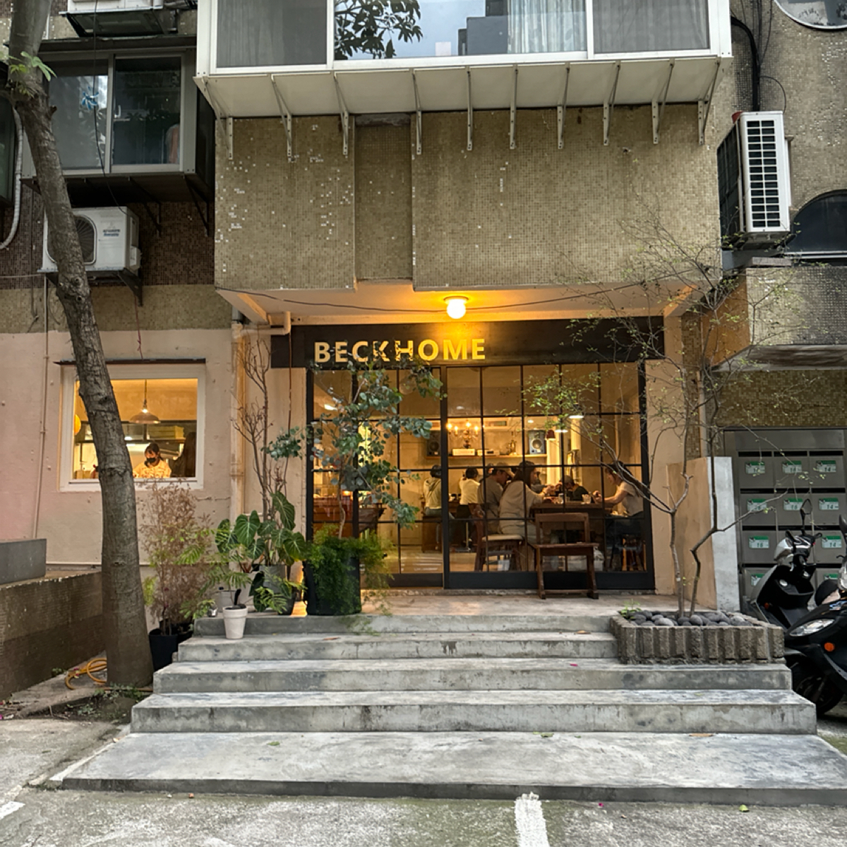 Vibe image of 貝克宅 忠孝店: 店門口 shot by 飲料王
