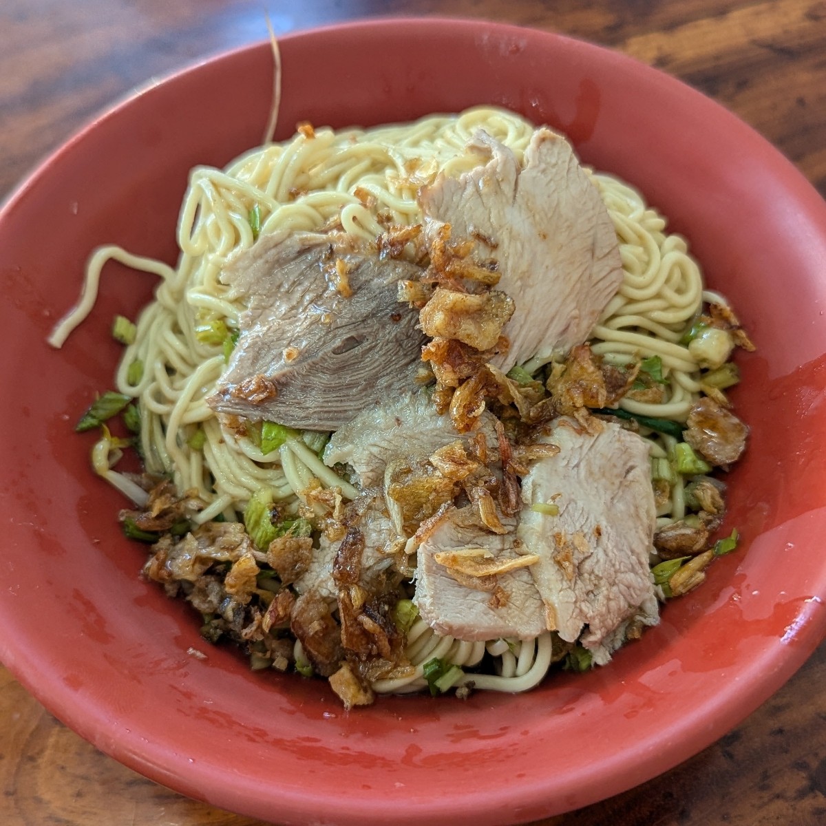 小木屋玉里麵 のレストランの写真：🍜 玉里麵 (乾) $70
整體份量算中等，配菜有幾片瘦肉、豆芽菜和韭菜，上面有滿滿的油蔥酥非常 by美食玩很大 