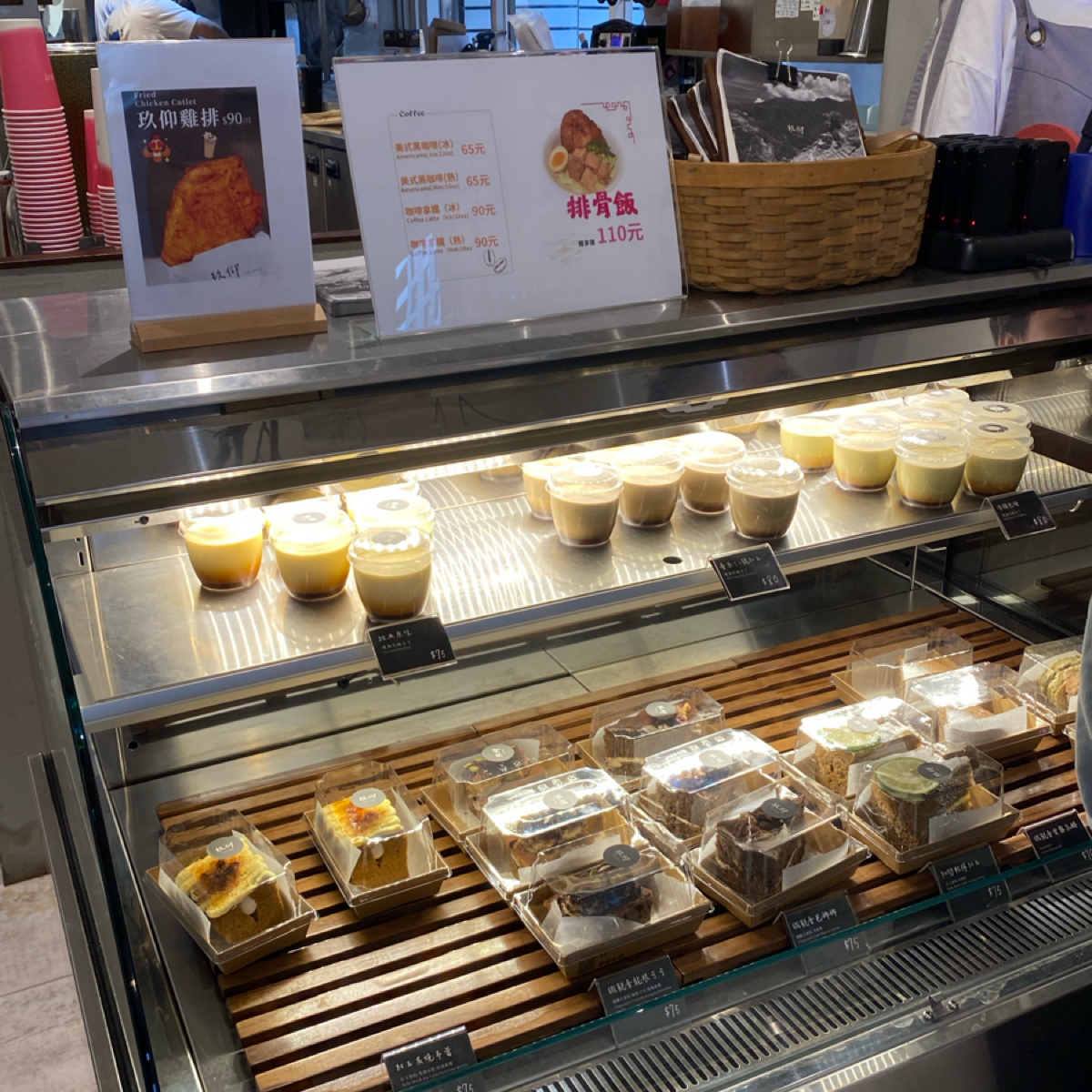 Vibe image of 玖仰茶食文化 jiuyang 民權中山店: 甜點區 可自取再到櫃檯結帳 shot by 阿鈴s食