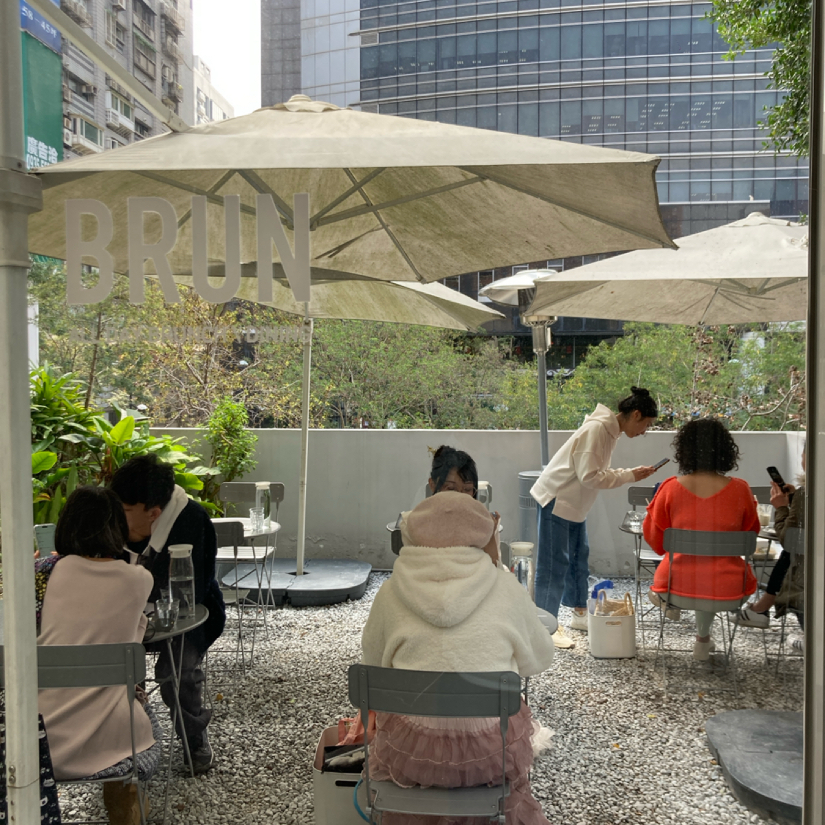 BRUN不然 信義店 の雰囲気の写真：室外區 by小蛙 