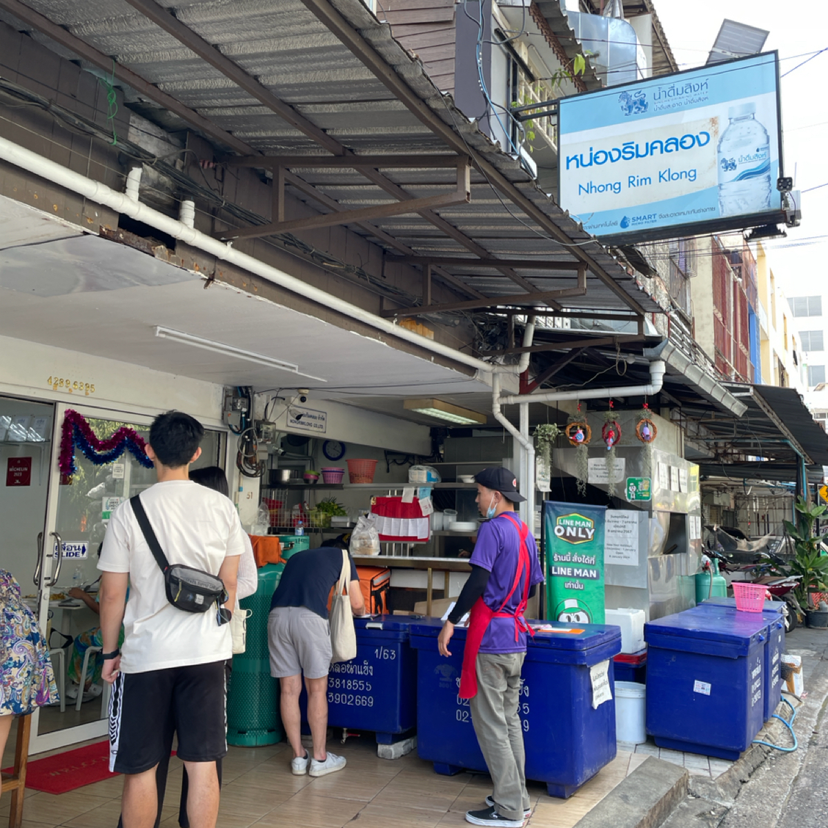 Vibe image of Nhong Rim Klong: 不起眼的巷弄小店 但獲得無數米其林 shot by 小藍的美食心得報告