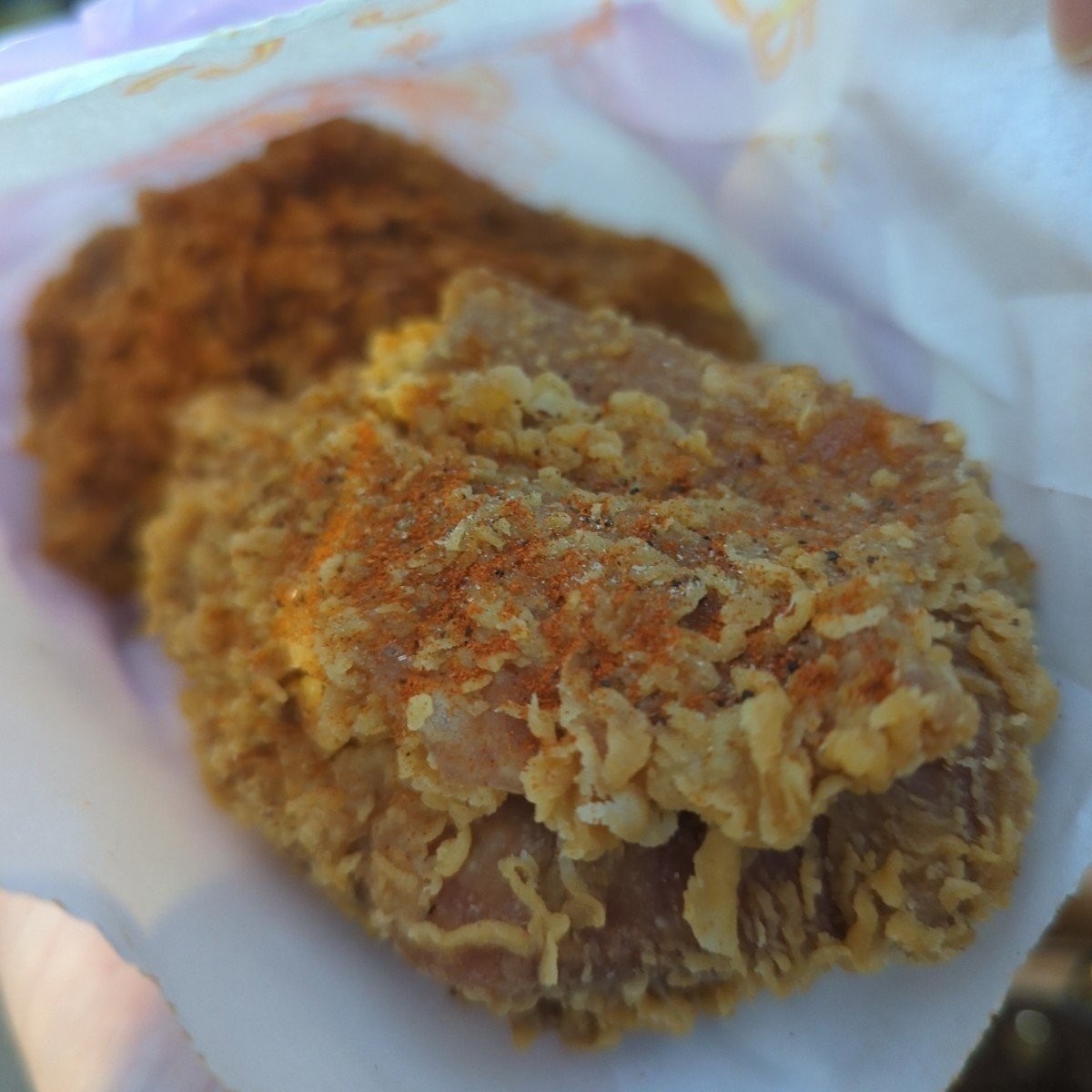 炸G行家 土城和平店 的餐點圖片：🍗腿排 $40 目前活動3個$100
有點吃不出來廣告所說的奶香味，整個腿排份量偏小，一個人要吃完 由美食玩很大 拍攝