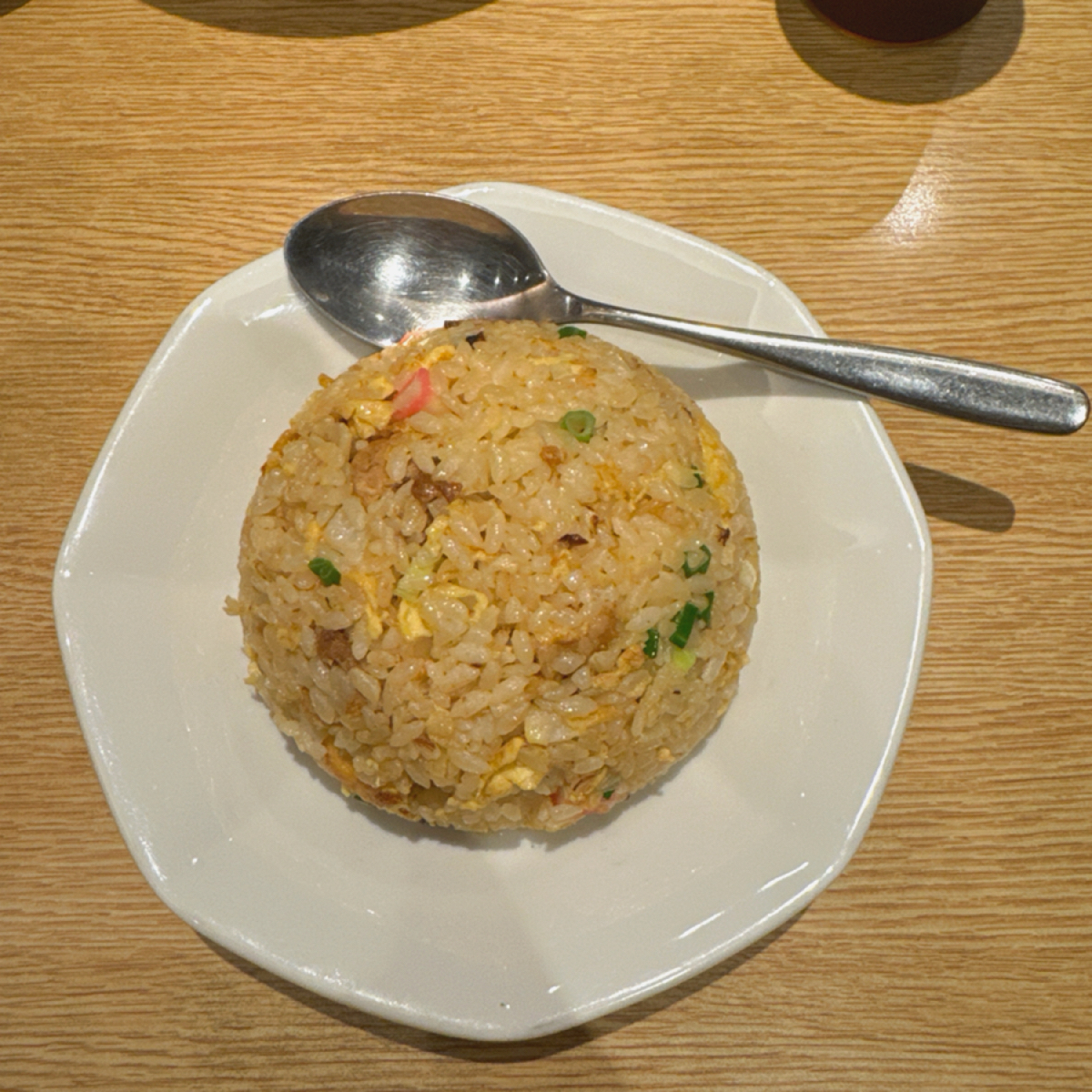 一風堂 微風台北車站店 のレストランの写真：一風堂特製炒飯，有加醬油故稍偏鹹；飯微微偏濕但不易察覺；裡面有叉燒以及魚板，整體味道平衡鮮香 byJacker 