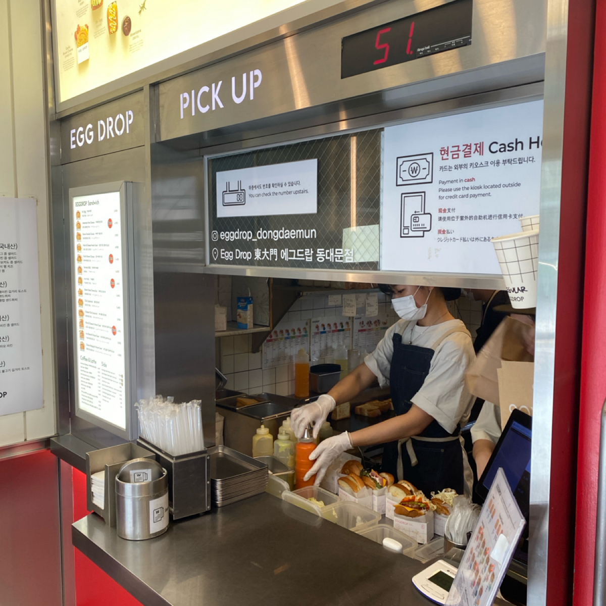 Vibe image of EGG DROP 에그드랍 동대문점: 店員熟練的做三明治 shot by wei