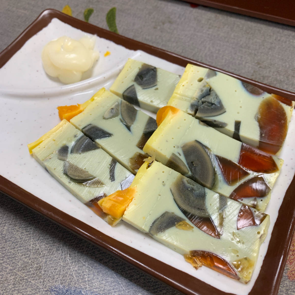 Meal image of 阿宏師火雞肉飯: 🥚三色蛋
份量較少，切得太薄，可搭配嘉義常見的白醬美乃滋。 shot by Food Scouter