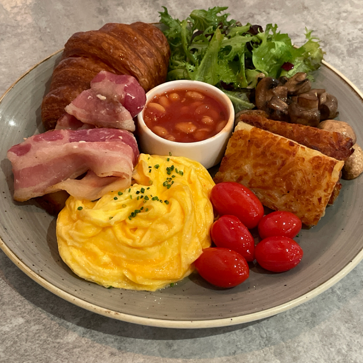 Supranormal Bakery Cafe 天母店 的餐點圖片：蜂糖培根大早餐&#x2F; TWD360 由Zoey 拍攝
