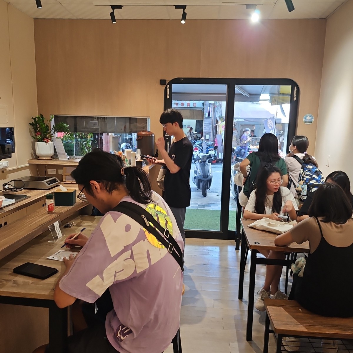 超認真丼飯 的外觀氛圍圖片：店內座位雖然較少，但是燈光和氣氛還是不錯的 由飛天鮭魚卵 拍攝