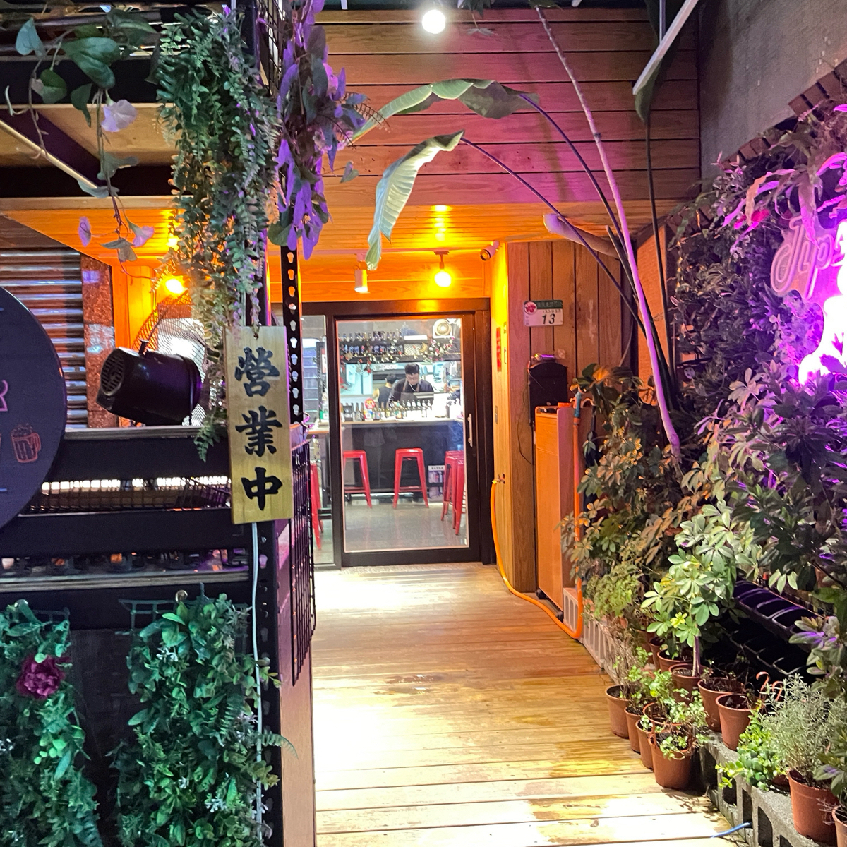 社畜微醺餐酒館 小巨蛋店 の雰囲気の写真： byDixon 