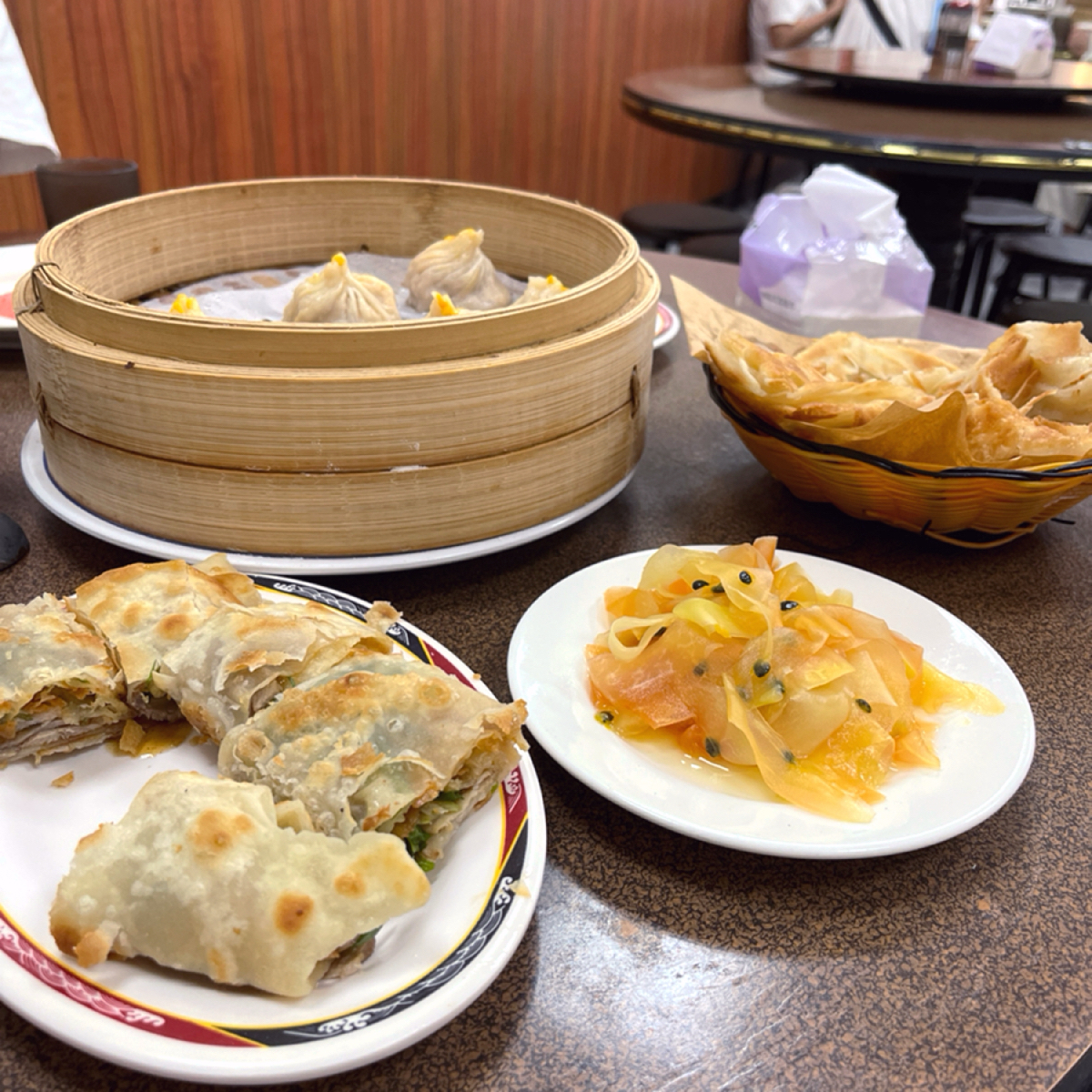 Meal image of 厚得福湯包麵食專賣店: 🍴蟹黃湯包
🍴豬肉捲餅
🍴甜烙餅

（另外一樣是小菜） shot by Yan（吃飯打卡中）