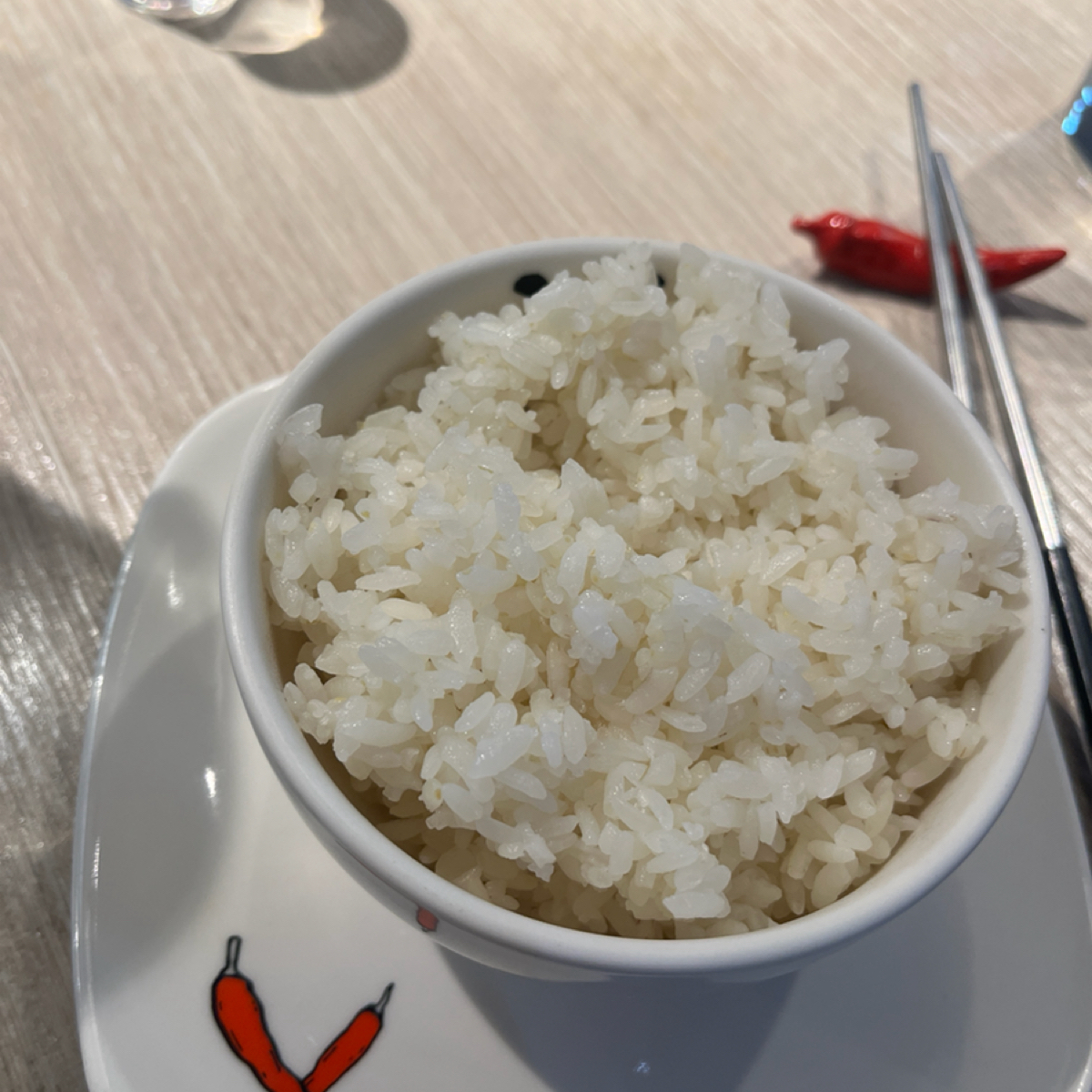 開飯川食堂 左營店 的餐點圖片：白飯本身也很好吃，米粒有透卻不軟爛，粒粒分明。 由Yo 拍攝