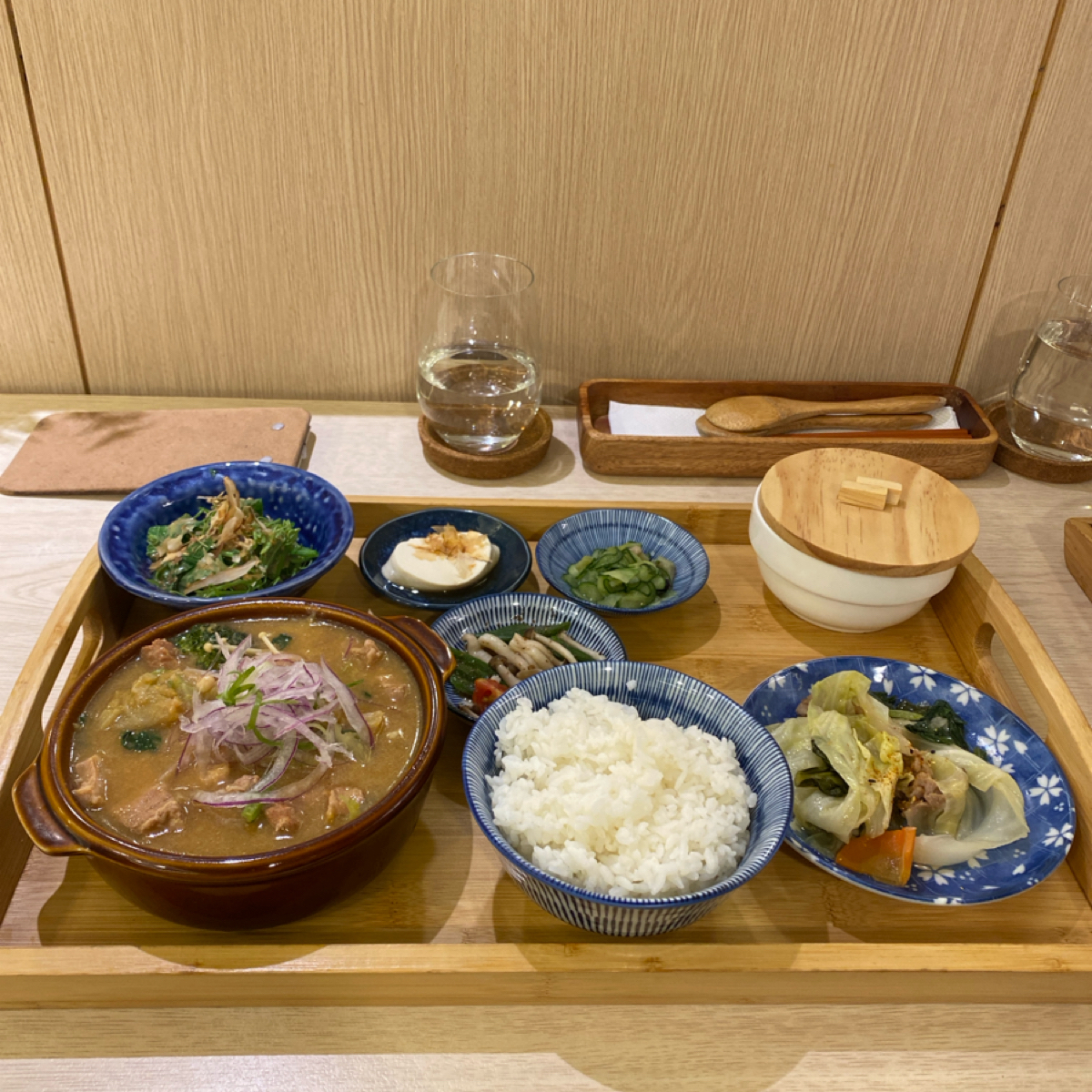 Meal image of 芝生食堂 忠孝新生店: 味噌野菜香草豬肉 煮物定食 shot by wei