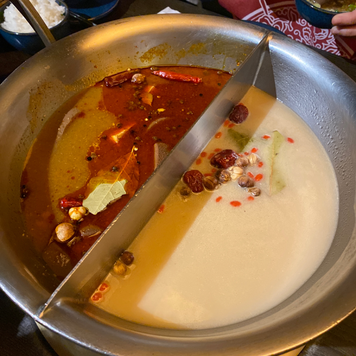 這一鍋 台北中山北店 のレストランの写真：左：麻辣湯底（有鴨血 豆腐 可以無限續）&#x2F;右：老火湯 by小羊的食記 JFGT 