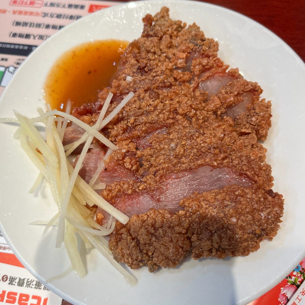鬍鬚張魯肉飯(美食文化館) のレストランの写真：胭脂梅花豬，新臺幣$65元，外酥內嫩的好滋味，配上醬汁的辣辣口味，飯配飯很下飯好好吃。 by打工仔 