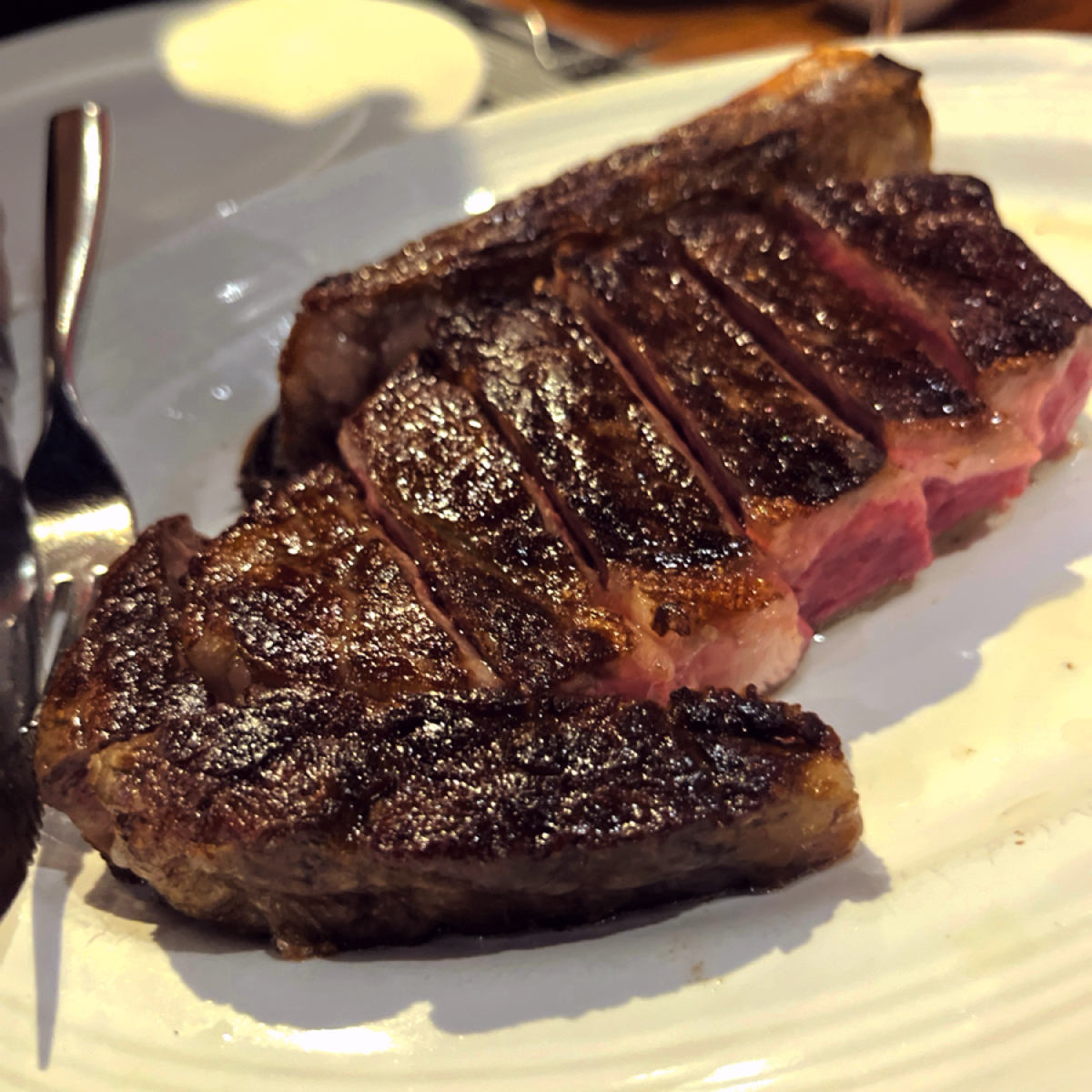美福乾式熟成牛排館 Fresh &amp; Aged Italian steak house 的餐點圖片：完美三分熟的 55 天熟成帶骨肋眼 由阿官 拍攝
