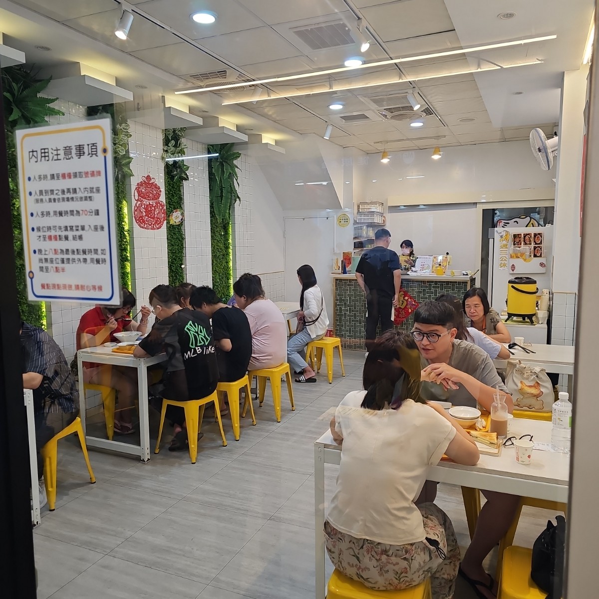 Vibe image of 鰤樂仨 新加坡小吃: 店內座位時常是客滿狀態
但是店家仍然將用餐環境
整理得很乾淨～ shot by 吃貨胖胖