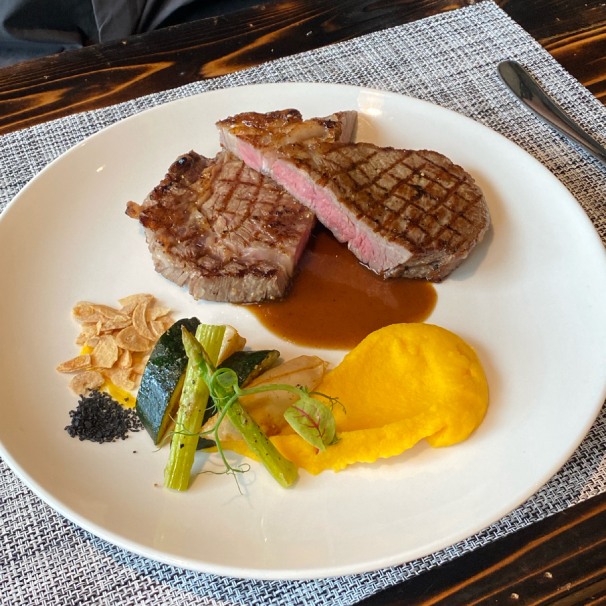 廢墟餐廳 Restaurant feishu のレストランの写真：▪️主餐：肋眼牛排佐牛骨肉汁 by阿鈴s食 